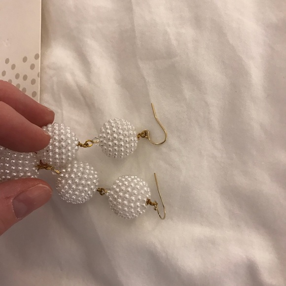 Bauble Bar Inspired white pearl drop earring - Picture 2 of 3